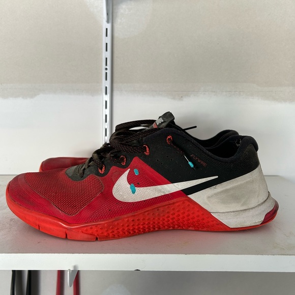 Nike Metcon 2 red black and white gym and running shoe - Picture 3 of 5
